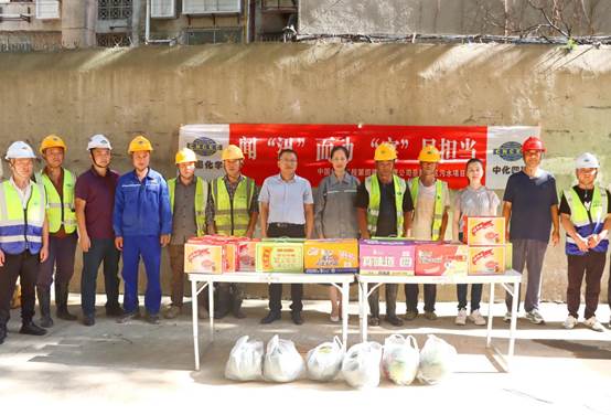 公司工會慰問五里牌街道楊樹塘隱患點(diǎn)施工人員