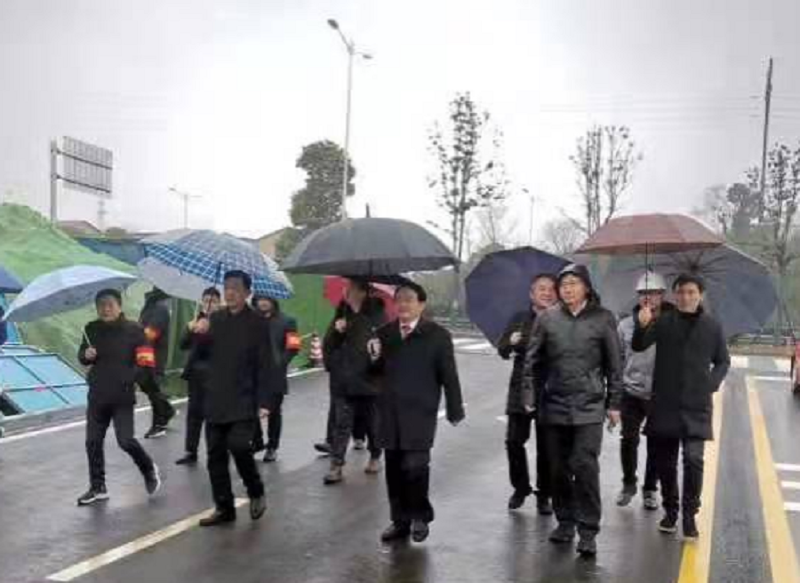 游志堅到青年東路東延段通車現(xiàn)場督導調研