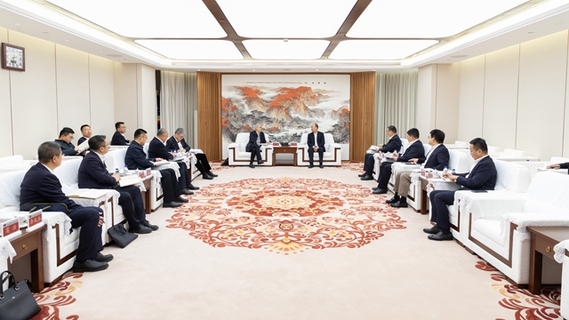 莫鼎革與中國一重黨委書記、董事長徐鵬舉行會(huì)談