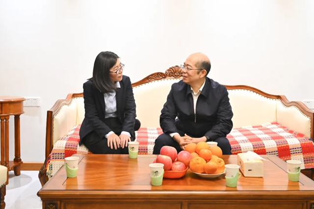 國(guó)務(wù)院國(guó)資委黨委委員、副主任譚作鈞看望慰問(wèn)中國(guó)化學(xué)“時(shí)代楷模”邱軍同志家屬